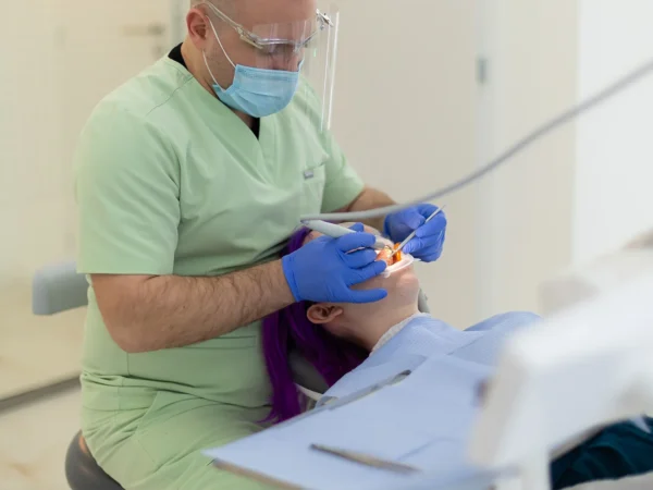 Profesionálna dentálna hygiena alebo šetrné bielenie zubov PURE WHITENING