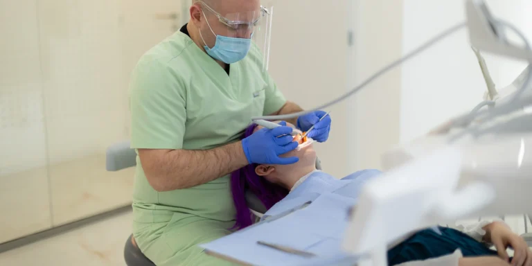 Profesionálna dentálna hygiena alebo šetrné bielenie zubov PURE WHITENING