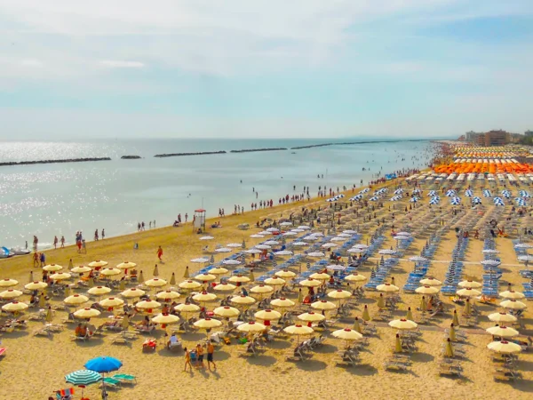 Rodinná dovolenka v Rimini: pobyt v 3* hoteli pri pláži s polpenziou alebo plnou penziou