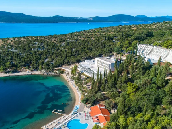 Chorvátske Slano: 4* hotel pri pláži s polpenziou alebo all inclusive, bazény a animačné programy