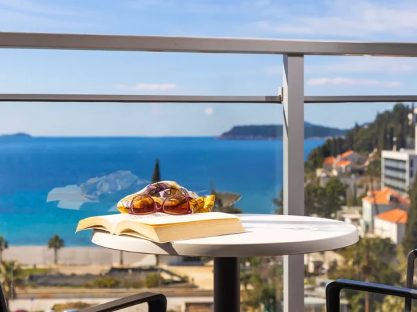 4* hotel v Dubrovníku: raňajky alebo polpenzia, kamienková pláž, bazény aj sauna