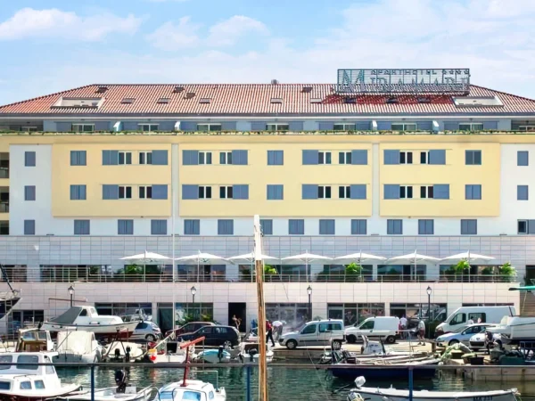 Dovolenka v Chorvátsku: 4* hotel v meste Makarska vrátane stravy a neobmedzeného wellness