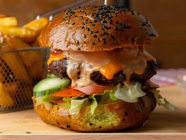 Burger s hranolčekmi a omáčkou: Classic, sedliacky, Brays, SK & HU či Vega