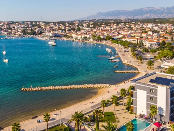 Chorvátsky ostrov Pag: 4* hotel priamo pri mori, bazén a jedlo
