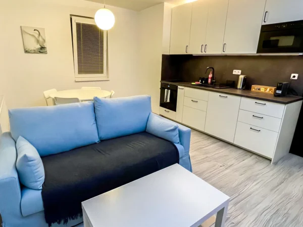 Útulný apartmán pre dvoch v Dúbravke neďaleko Rosničky s kuchyňou, balkónom aj práčkou