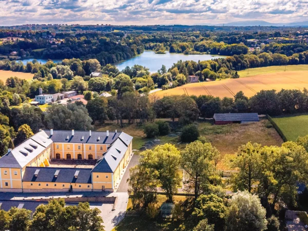 Luxusná dovolenka na zámku Rychvald: raňajky na izbu, prehliadky expozícií, krásna záhrada aj grilovanie