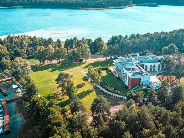 4* hotel pri malebnom poľskom jazere v srdci prírodnej rezervácie: jedlo, wellness