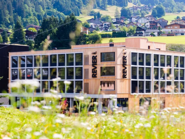 Letný pobyt vo vorarlberských Alpách: moderný hotel s raňajkami, hneď pri lanovke