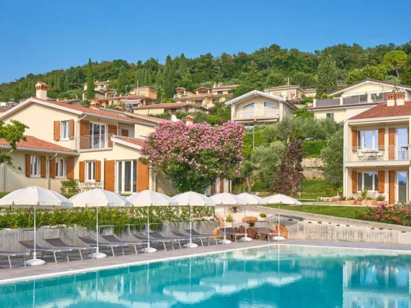 Apartmány s panoramatickým bazénom v talianskych Alpách kúsok od Lago di Garda
