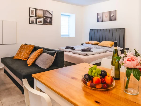 Krásny apartmán na Lipne až pre 6 osôb len kúsok od chodníka v korunách stromov