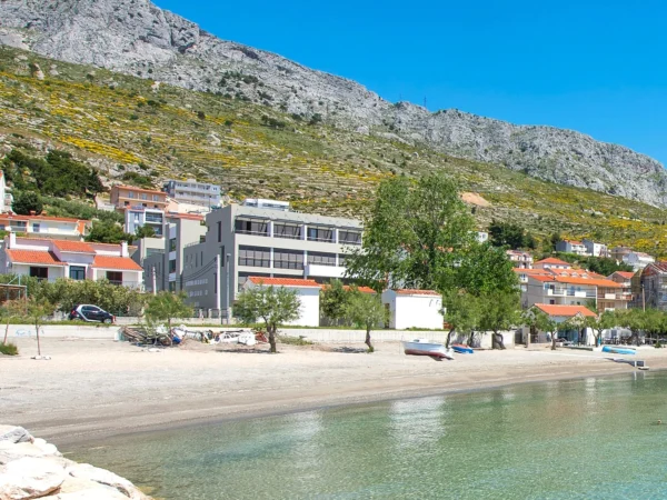 Dovolenka v Chorvátsku: hotel pri Omiši, priamo pri mori, s raňajkami alebo polpenziou a bazénom