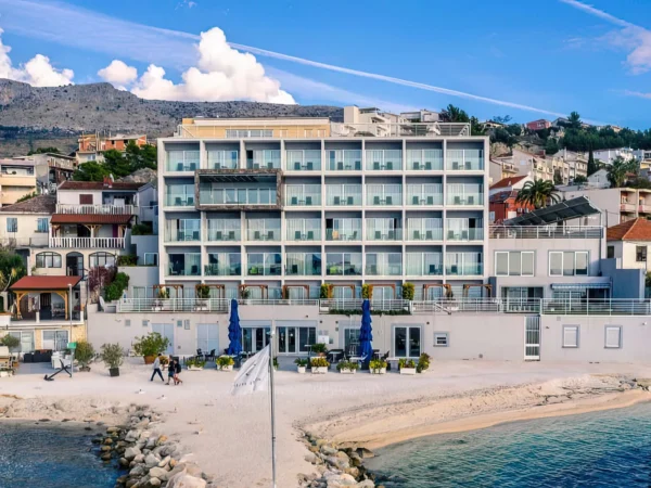 Dovolenka pri Splite: hotel pri mori s raňajkami, bazénom a wellness