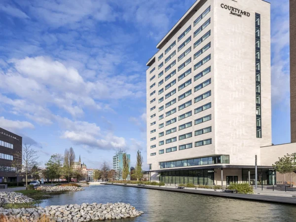 Moderný hotel siete Marriott v Brne: polpenzia, parkovanie a dieťa do 5,9 rokov zdarma