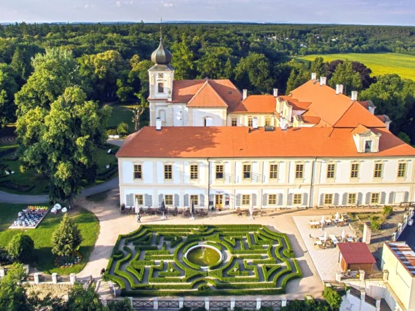 Zámocký pobyt: park s unikátnym labyrinton, polpenzia, bazén a sauna aj biotop