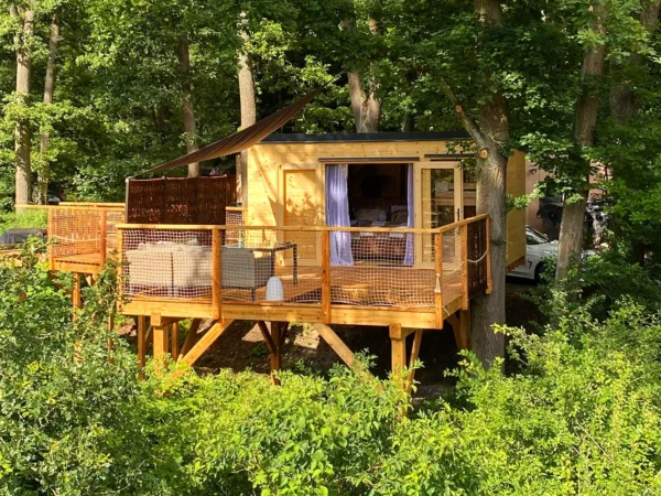 Netradičná dovolenka v Českom raji: treehouse pre pár aj rodinu s požičaním loďky aj možnosťou raňajkového koša