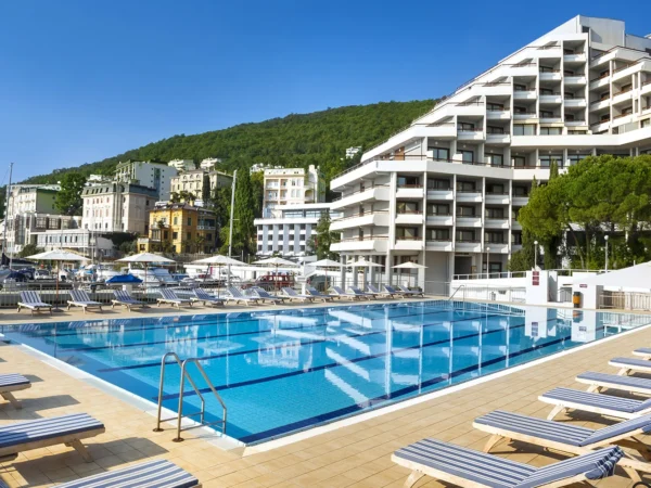 Moderný hotel na pobreží Istrie: raňajky alebo polpenzia, sauny aj vonkajší bazén, 2 deti zdarma