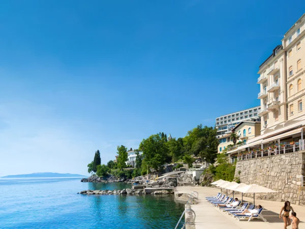Dovolenka na Istrii: pekný hotel priamo na pláži, vnútorný bazén, polpenzia s nápojmi, až 2 deti zdarma