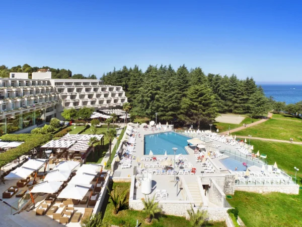 Dovolenka v Poreči na Istrii: hotel 100 m od pláže, bazény, polpenzia+ a 1 dieťa do 11,9 rokov zdarma