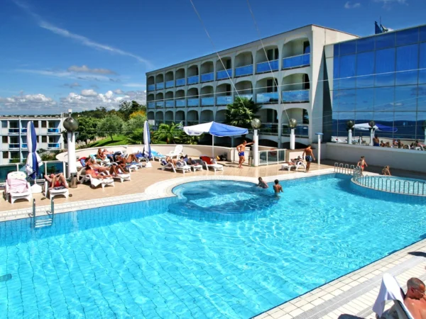 Parádny oddych v Chorvátsku: 3* hotel s polpenziou+, bazénom a programom pre deti