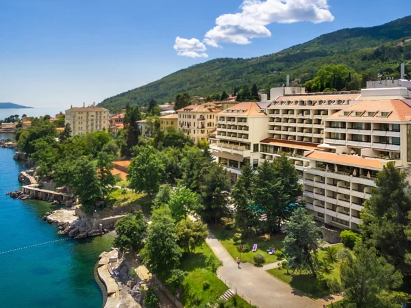 4* hotel na Opatijskej riviére: strava, bazény, sauny a súkromná pláž, 3 deti zdarma