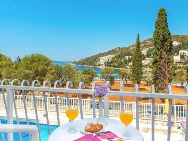 Dubrovník: hotel s bazénom a polpenziou, lokalita hneď pri pláži
