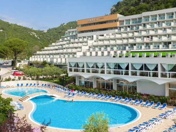 Dovolenka v Rabacu na Istrii: 4* hotel pri pláži, raňajky, polpenzia alebo all inclusive, bazénový komplex
