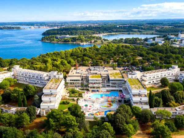 Dovolenka v chorvátskej Poreči: hotel s vlastnou plážou a bazénom, polpenzia alebo plná penzia
