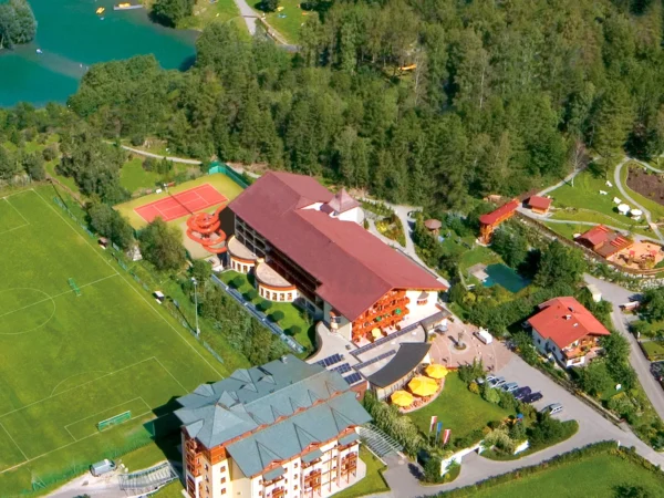 Pobyt v Tirolsku: rezort s polpenziou+, wellness, jazierko na kúpanie