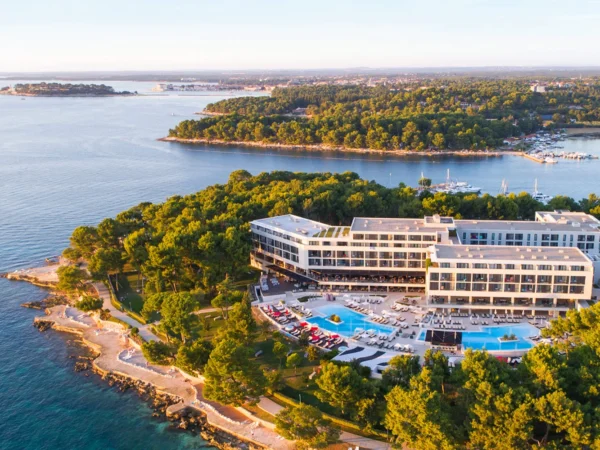 Moderný hotel v chorvátskej Poreči: priamo pri pláži, s polpenziou a wellness