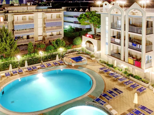 Lignano Sabbiadoro: 4* hotel pri pláži s raňajkami alebo polpenziou, bazén a vírivka