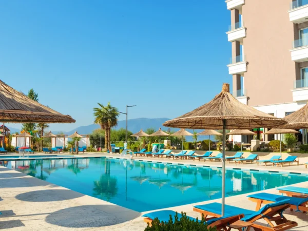 Pohoda v Albánsku priamo pri mori: 4* hotel s vonkajším bazénom, raňajky alebo polpenzia