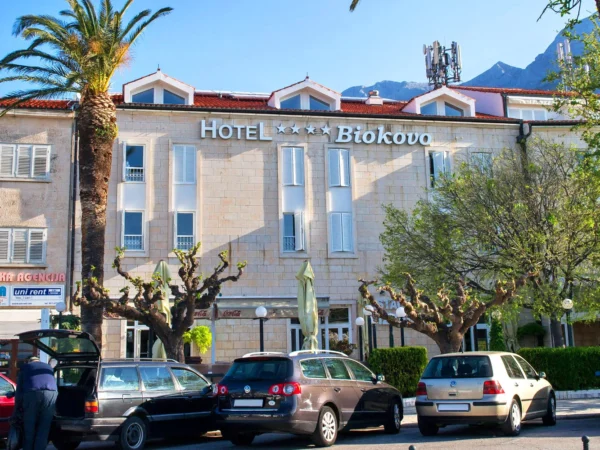 Makarská riviéra: 4* hotel s raňajkami, polpenziou alebo plnou penziou, 3 minúty od pláže