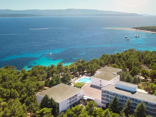 4* hotel na chorvátskom ostrove Brač: raňajky alebo polpenzia aj vonkajší bazén
