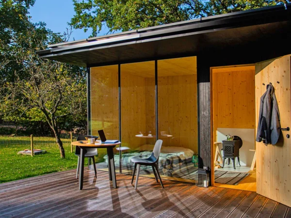 Minimalistický tiny house uprostred prírody: súkromná sauna aj grilovací stôl