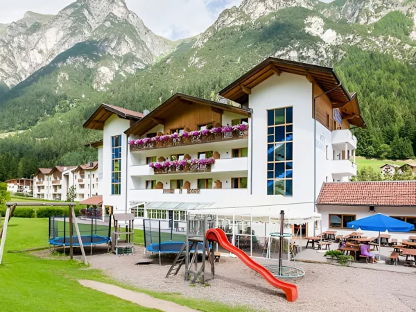 Pobyt v talianskych Alpách: hotel pri zjazdovkách a turistických trasách, strava aj wellness