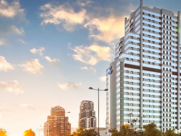 3* hotel vo Valencii: bufetové raňajky a vonkajší bazén, 3 km od historického centra