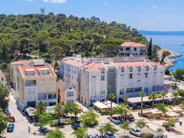 Krásne zrenovovaný hotel v Makarskej: pri pláži a s bazénom, raňajky alebo polpenzia