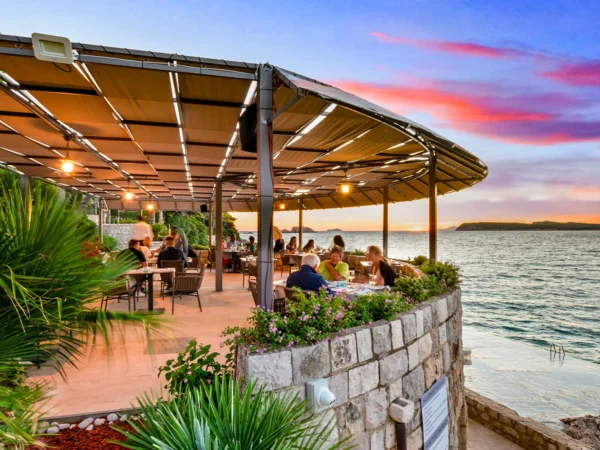 Dubrovník: hotel pri pláži, polpenzia a výhľad na Elafitské ostrovy