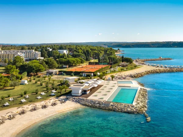 Relax na Istrii: hotel pri pláži s infinity bazénom, raňajky alebo polpenzia, dieťa zdarma