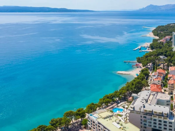 Letovisko Makarská: 4* hotel pri pláži s raňajkami alebo polpenziou, wellness aj bazénom