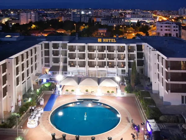 Moderný hotel v Zadare priamo pri mori s raňajkami, polpenziou alebo plnou penziou a bazénom