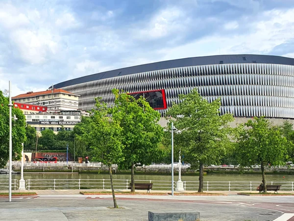 Spoznajte španielske Bilbao: moderný 4* hotel v centre mesta, raňajky, výlety do múzea aj na vyhliadku