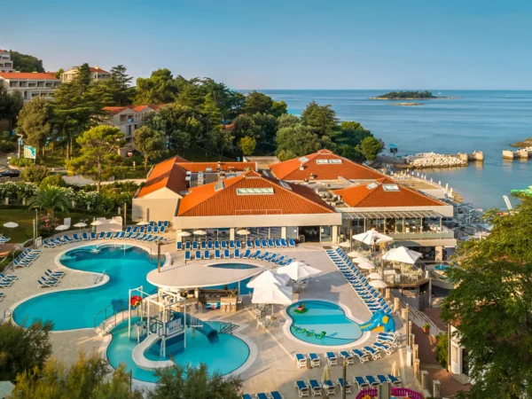 Dovolenka na Istrii: 4* rezort priamo pri pláži vrátane stravy, bazéna a sauny