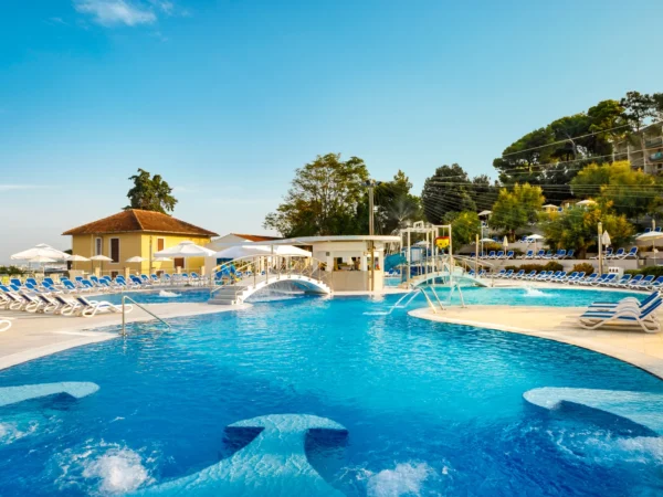 Rodinná dovolenka na Istrii: 4* apartmánový rezort priamo pri mori, raňajky aj polpenzia