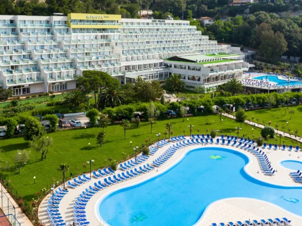 Dovolenka v chorvátskom zálive Rabac: 4* hotel 150 m od pláže, strava aj bazény