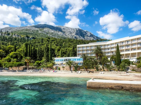 Slnečný pobyt v Dalmácii: hotel priamo pri mori, strava a bazén
