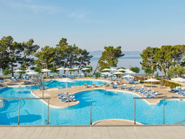 Moderný hotel na Makarskej priamo pri mori: bazény, all inclusive a animácie