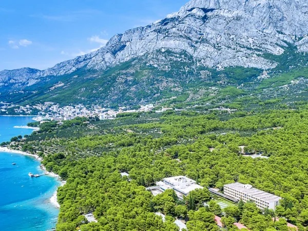 Dovolenka v Baške Vode s raňajkami alebo polpenziou plus, rezort hneď pri pláži