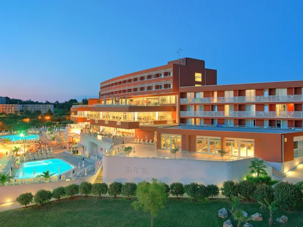 Dovolenka v Poreči: 4* hotel 100 metrov od pláže, all inclusive, bazény a animačný program
