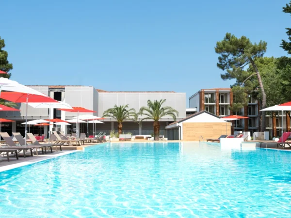 Novo zrekonštruovaný 4* hotel v Umagu priamo pri mori: raňajky alebo polpenzia a wellness